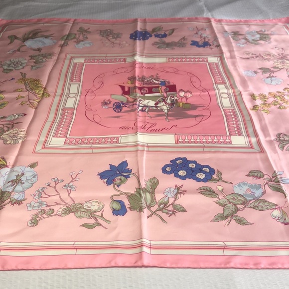 ✨Hermès “Quai Aux Fluers” silk scarf✨ - Picture 3 of 16